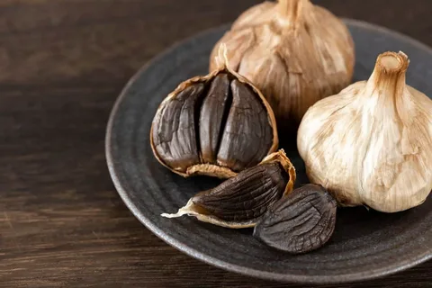 تصویر 4 از سیر سیاه پرورده ستاره دخت با بسته‌ بندی شفاف و بهداشتی